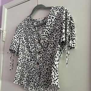 NWT! Topshop Women's Black and White Printed V-Neck Button Front Top